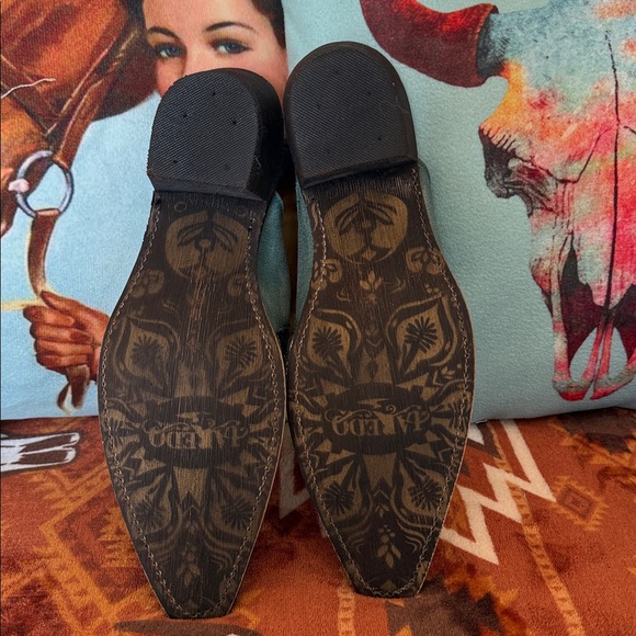 Laredo Women's Embroidered Mules - Teal and Black
Blameless
9.5 - Picture 6 of 9